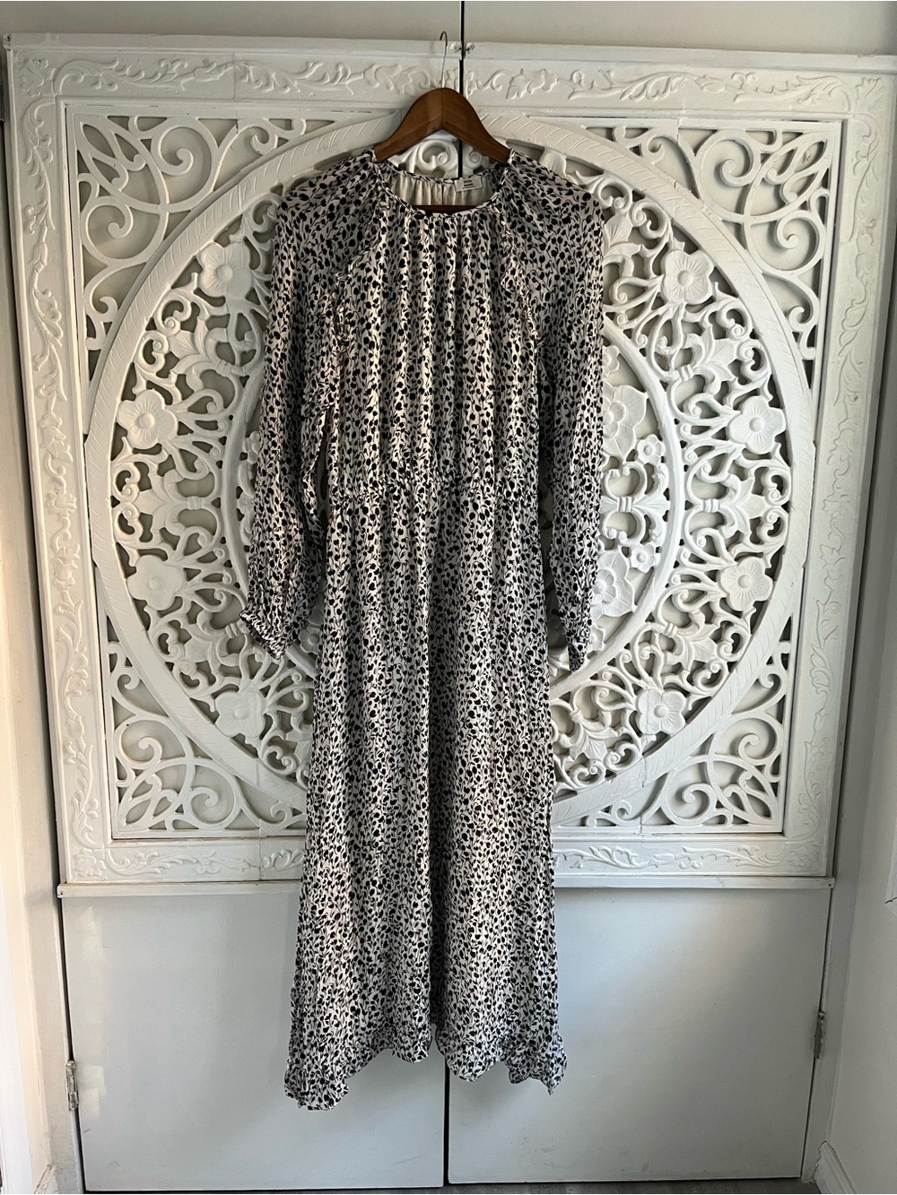 Little Moon Aritzia Floral Midi Dress Size Medium Black Cream Ruffle Sleeve